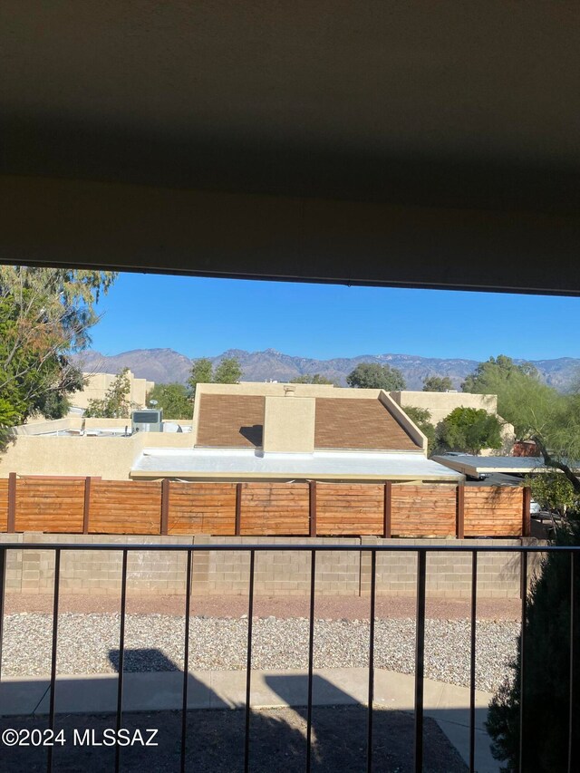 view of yard with a mountain view