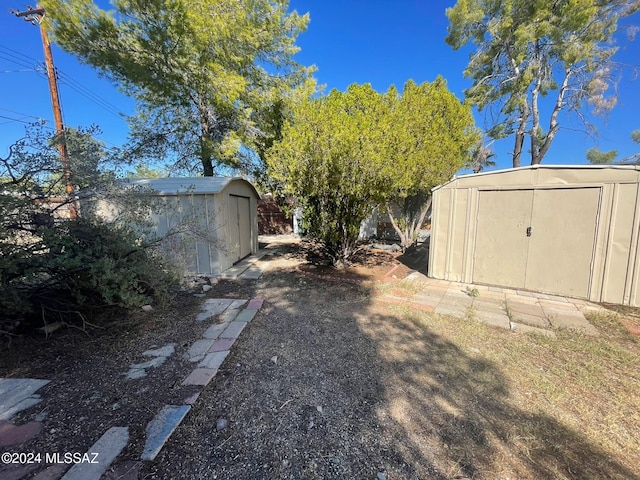 view of yard with a shed