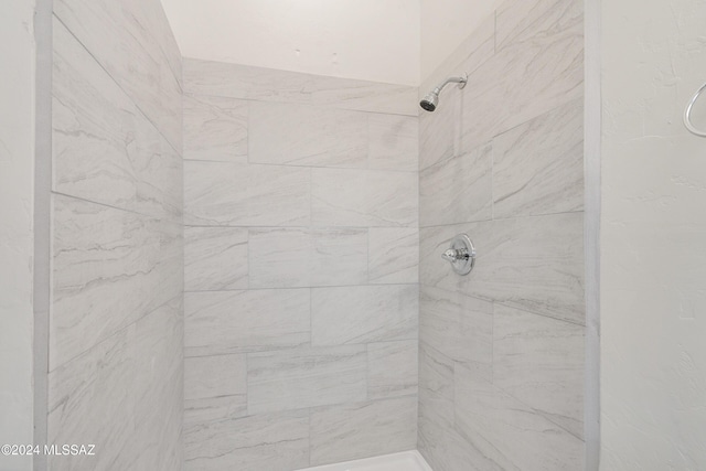 full bathroom featuring a tile shower