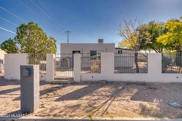 view of front of home with a fenced front yard