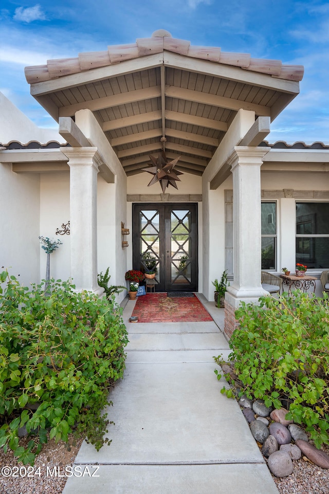 property entrance featuring ceiling fan