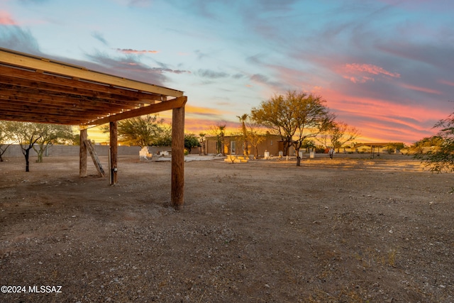 view of yard at dusk