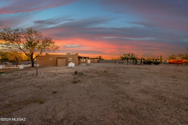 view of yard at dusk