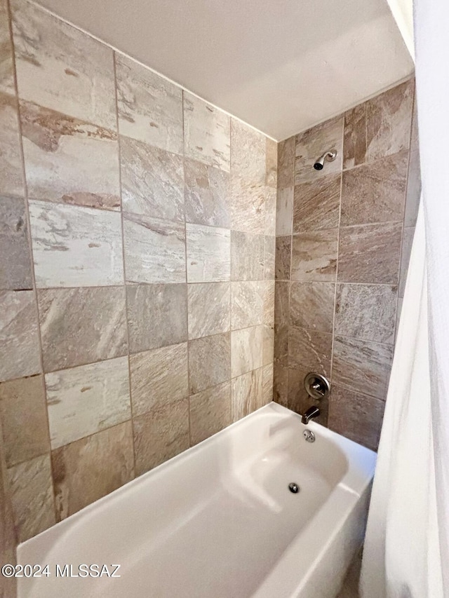 bathroom with tiled shower / bath combo