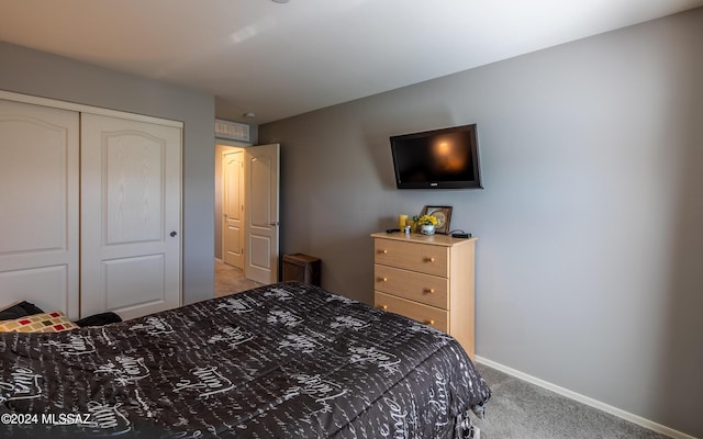 bedroom featuring carpet flooring and a closet