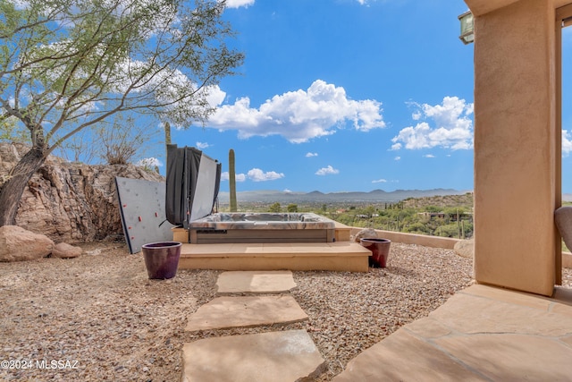 view of yard featuring a mountain view