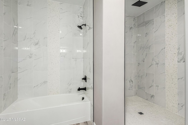 bathroom with tiled shower / bath