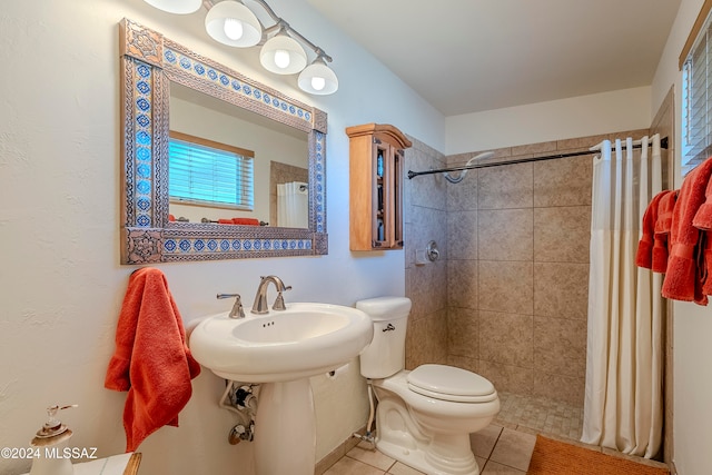 bathroom featuring tile patterned floors, a shower with curtain, and toilet