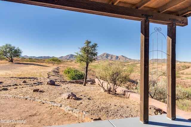 view of yard with a mountain view