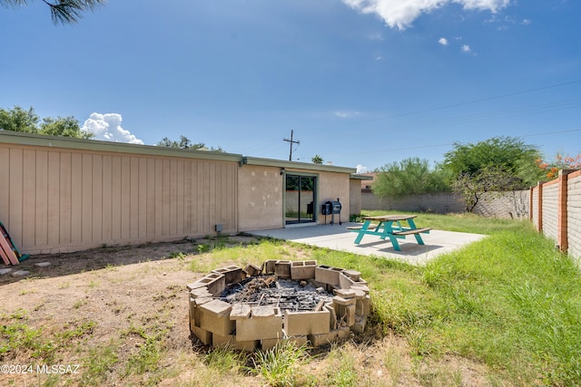 view of yard featuring a patio area