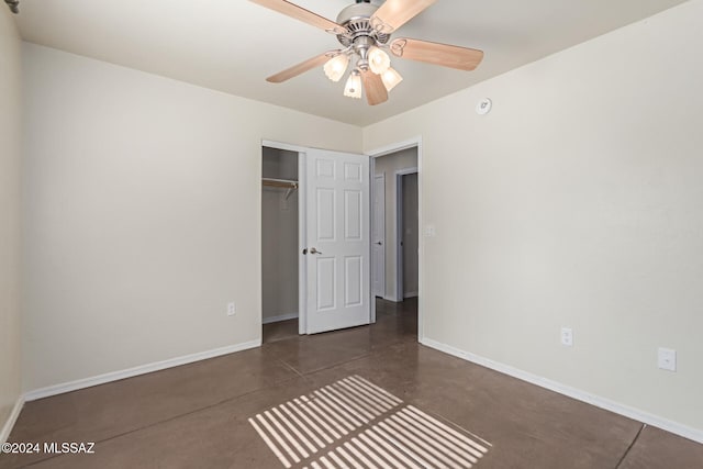 unfurnished bedroom with ceiling fan and a closet