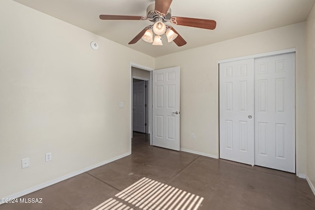 unfurnished bedroom featuring ceiling fan and a closet