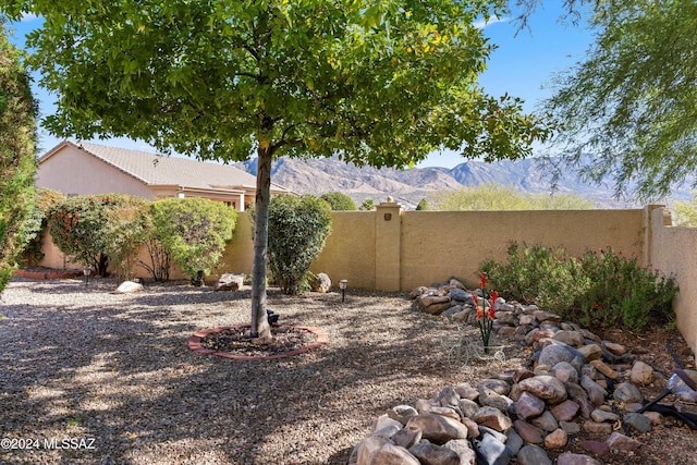 view of yard featuring a mountain view