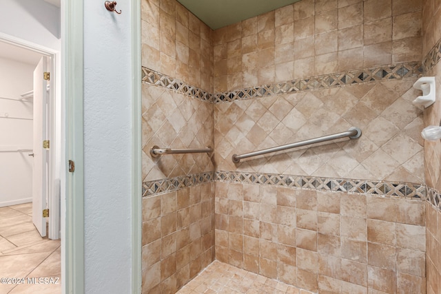 bathroom featuring tiled shower