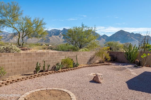 view of yard with a mountain view