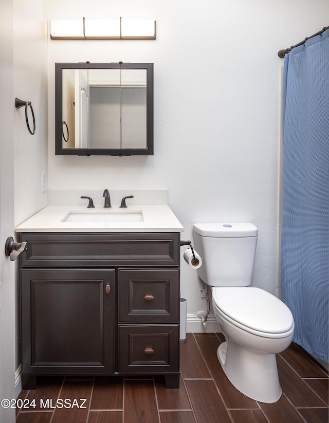 bathroom with a shower with curtain, vanity, and toilet