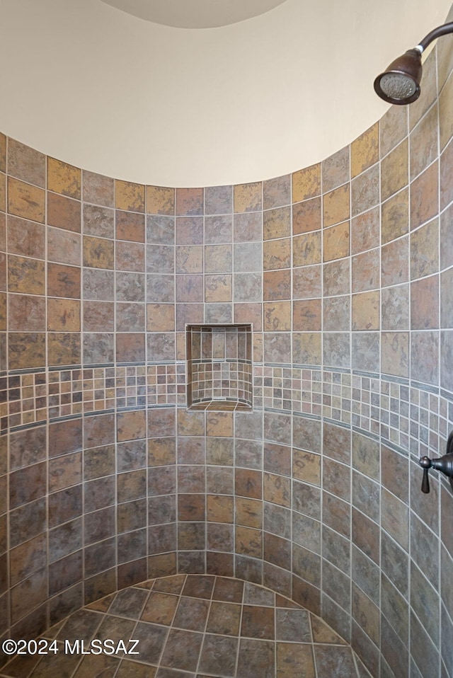 bathroom featuring a tile shower