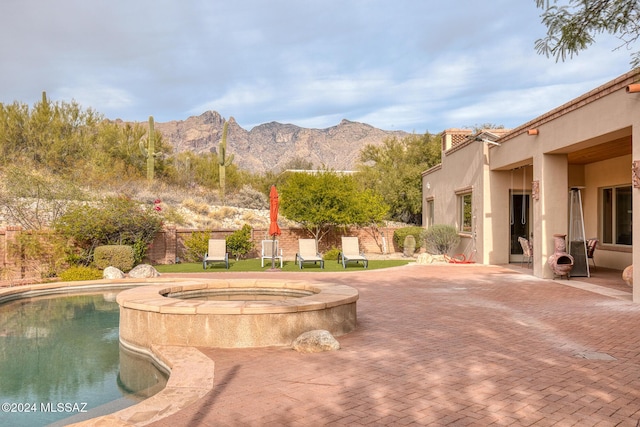 view of pool featuring a mountain view and an in ground hot tub