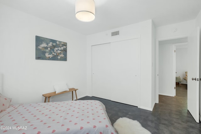 bedroom with a closet