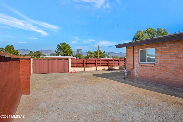 view of yard featuring a mountain view