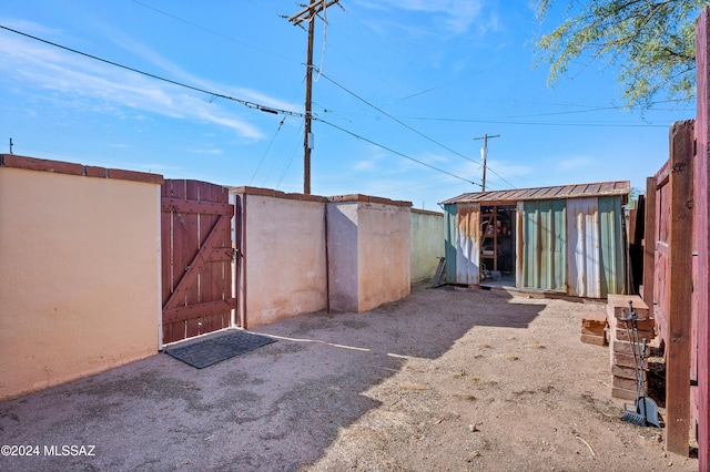 view of yard with a storage shed