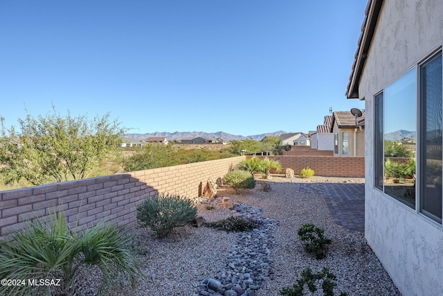 view of yard with a mountain view