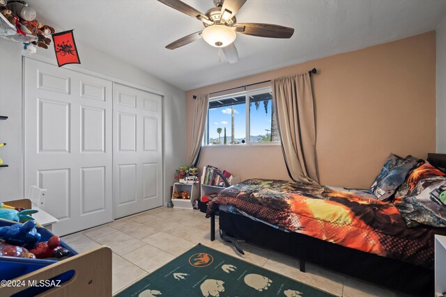 bedroom with ceiling fan and a barn door