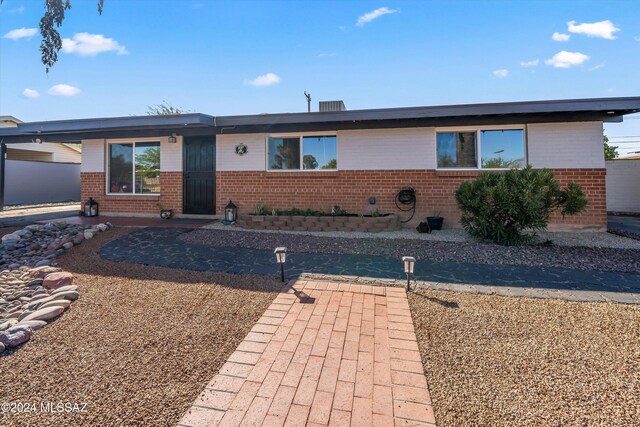 single story home with a carport