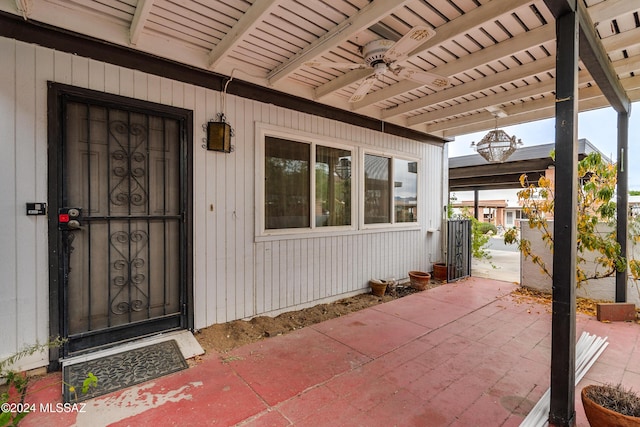 property entrance featuring ceiling fan