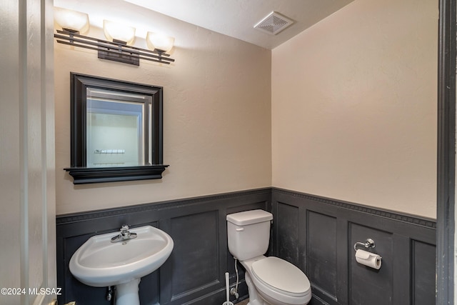 bathroom featuring toilet and sink