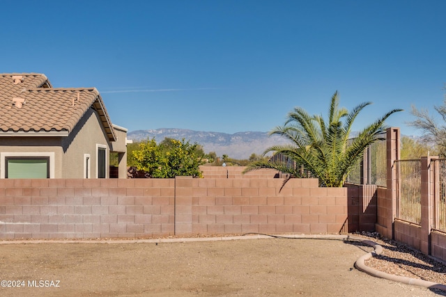 view of yard with a mountain view