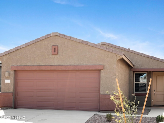 view of front facade featuring a garage