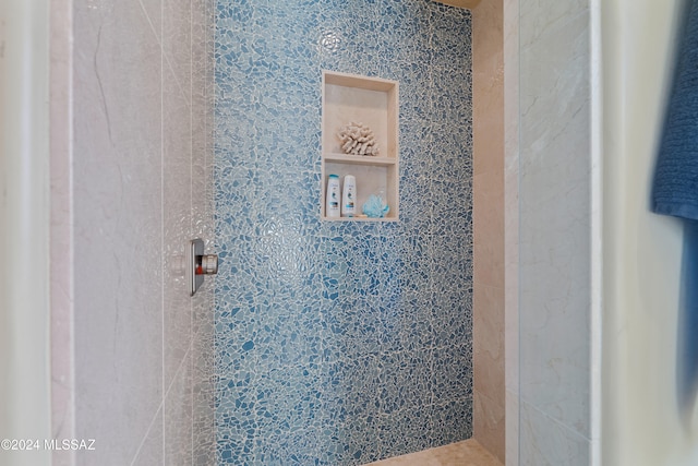 bathroom featuring a tile shower