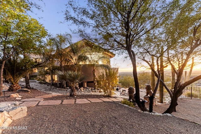 view of yard at dusk