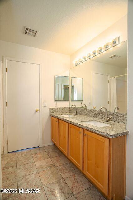 bathroom featuring a shower with curtain and vanity