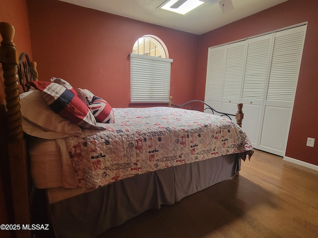 bedroom featuring hardwood / wood-style flooring, a closet, and ceiling fan