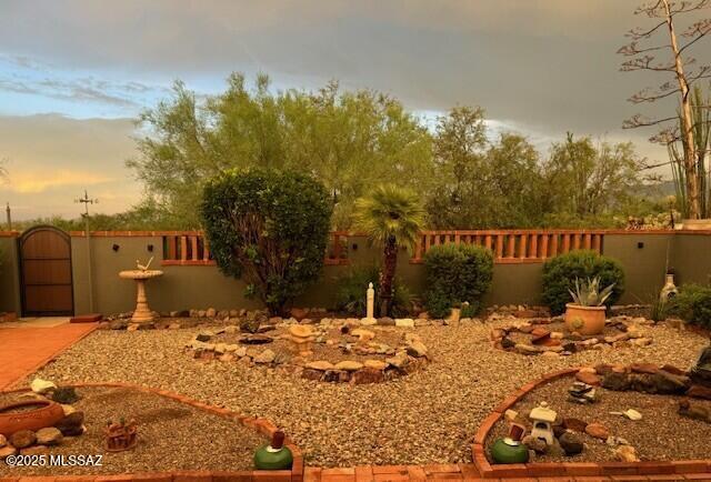 611 S Los Opalos, Green Valley, AZ 85614 - yard at dusk with fence