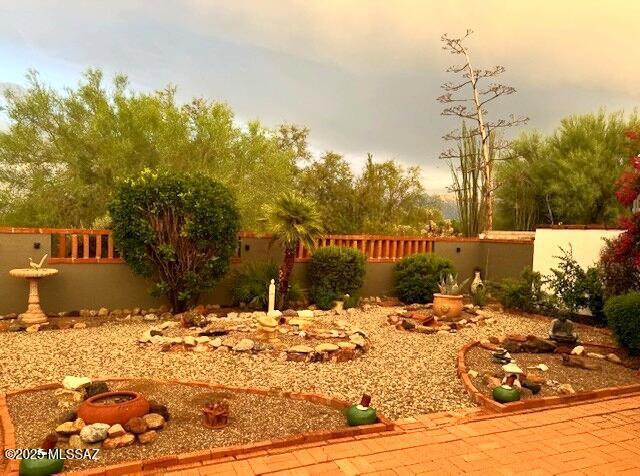 611 S Los Opalos, Green Valley, AZ 85614 - view of fenced backyard