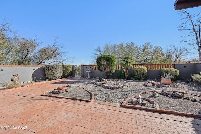 611 S Los Opalos, Green Valley, AZ 85614 - fenced backyard featuring a patio