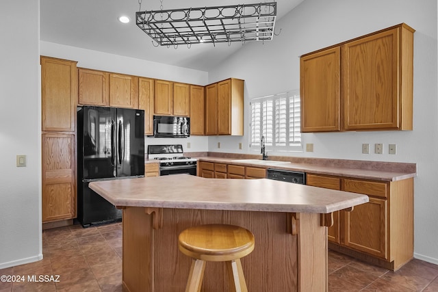 1955 E E Clf, Swallow Trail, Green Valley, AZ 85614 - kitchen with black appliances, a sink, baseboards, a breakfast bar, and light countertops