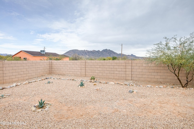 view of yard featuring a mountain view