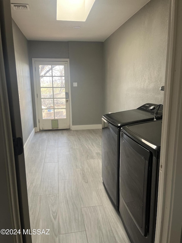 washroom featuring washing machine and clothes dryer