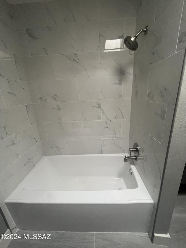 bathroom with tiled shower / bath