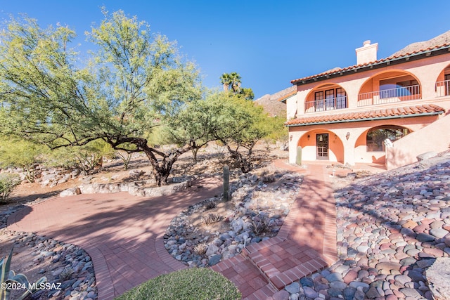 view of front of property featuring a balcony