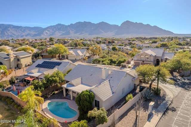 birds eye view of property featuring a mountain view