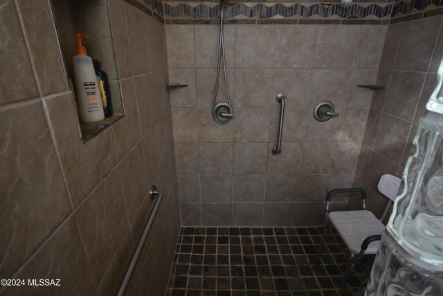 bathroom featuring tile patterned flooring, vanity, ceiling fan, and tiled tub