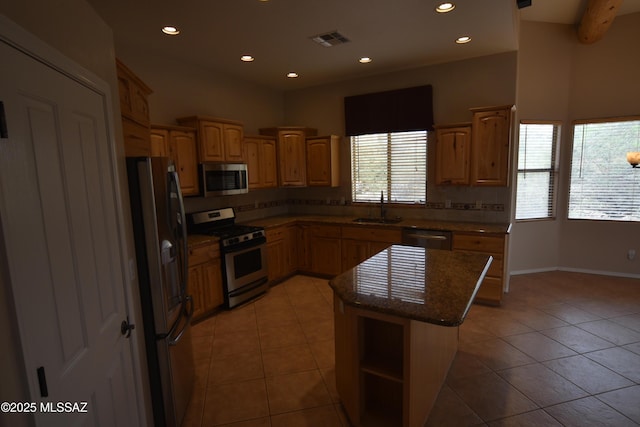 kitchen featuring light tile patterned flooring, a sink, appliances with stainless steel finishes, visible vents, and recessed lighting