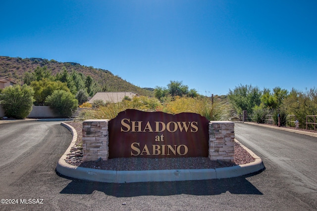 community / neighborhood sign featuring a mountain view