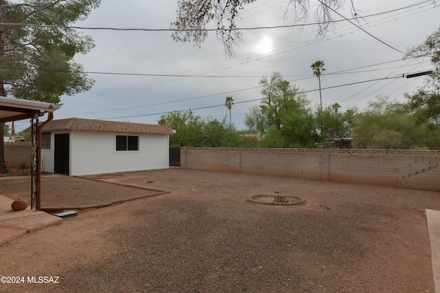 view of yard featuring an outdoor structure