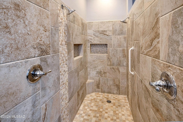 bathroom featuring a tile shower